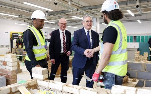 Pound Sterling Steadies, Starmer Banks on Kings Speech to Reset the Narrative