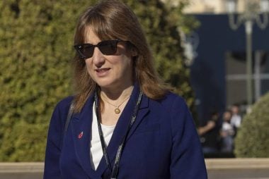 Pound on Alert as Starmer Hints at Reeves Departure