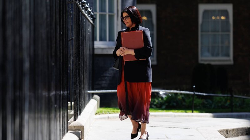 Pound-Euro Off the Lows as Starmer Avoids Cabinet Mutiny