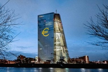 Euro to Dollar Rate Sinks as ECB Decision Weighs on Single Currency 