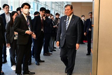Japan's Yen Declines on Reports of Looming Shigeru Resignation