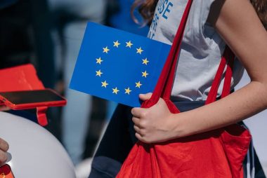 Euro-Dollar Tipped to Tread a Path Back to 1.14