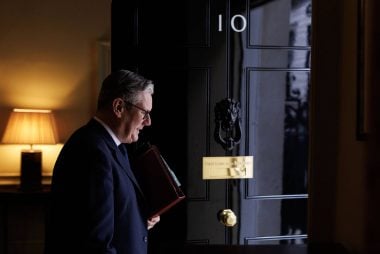 Pound Sterling Risks Build As Starmer Accused of Misleading Parliament