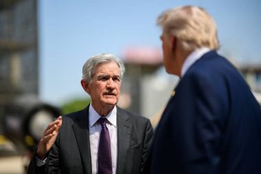 Dollar Falls as Trump Targets Powell