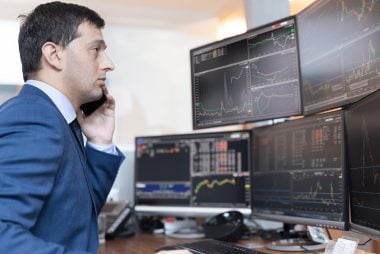 Traders buy gold and Japanese yen