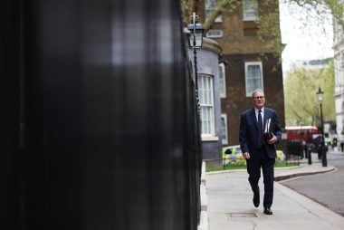Pound Drifts Lower as Starmer Fightback Fails to Convince
