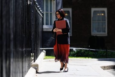 Pound-Euro Off the Lows as Starmer Avoids Cabinet Mutiny