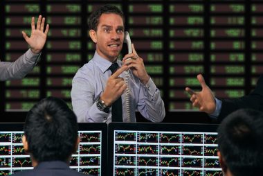 US Dollar Rally Nears Key Resistance Point, Political Risks High