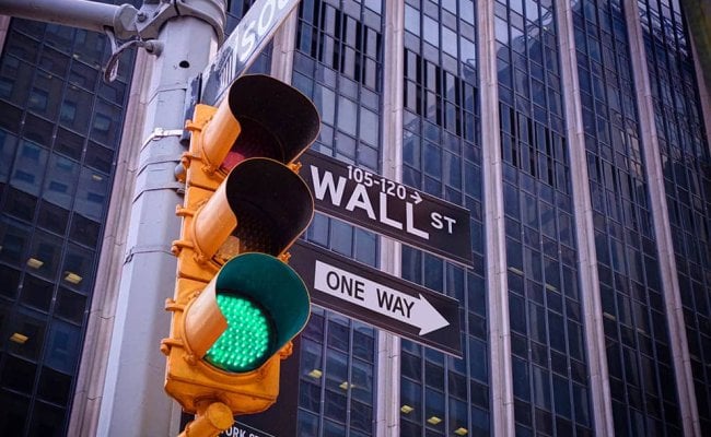 Pound-to-Dollar Supported as Tech Earnings Take the Urgency Out of Fed Hike Bets