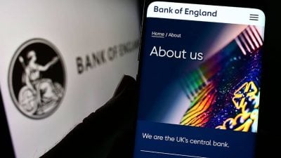 Pound Sterling Hangs on Bank of England's Vote Split