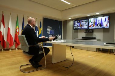 Euro-to-Dollar Forecasts Hint of Parity Risks as EU Leaders Shun Agreement on Corona Bonds
