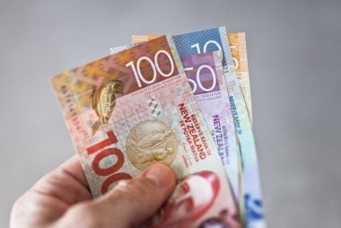 New Zealand Dollar Weakens After Inflation Bolsters RBNZ's Case for Another 50bp Cut