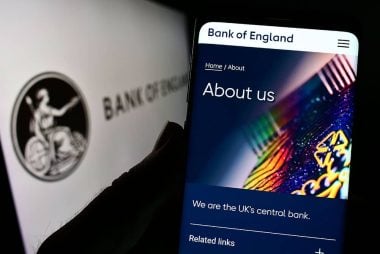 Pound Sterling Hangs on Bank of England's Vote Split