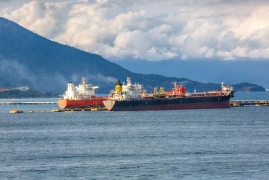 Pound-Dollar Jumps as Strait of Hormuz Reopens to Shipping